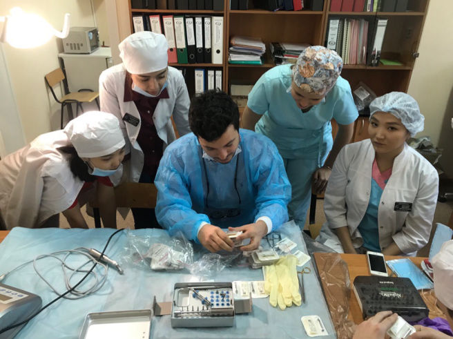 Практические занятия со студентами по дентальной имплантологии.